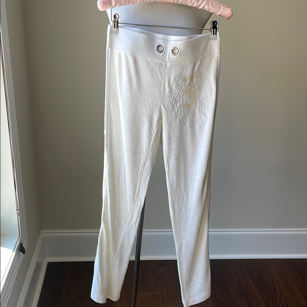White Leggings with Clean Silhouette
